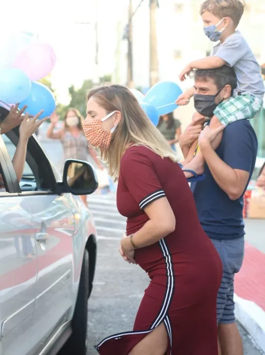 Imagem ilustrativa da imagem Grávida ganha chá de bebê em forma de carreata em Vitória. Veja vídeo