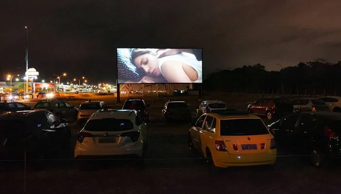 Imagem ilustrativa da imagem Cinema drive-in, tendência na pandemia, chega a Vitória
