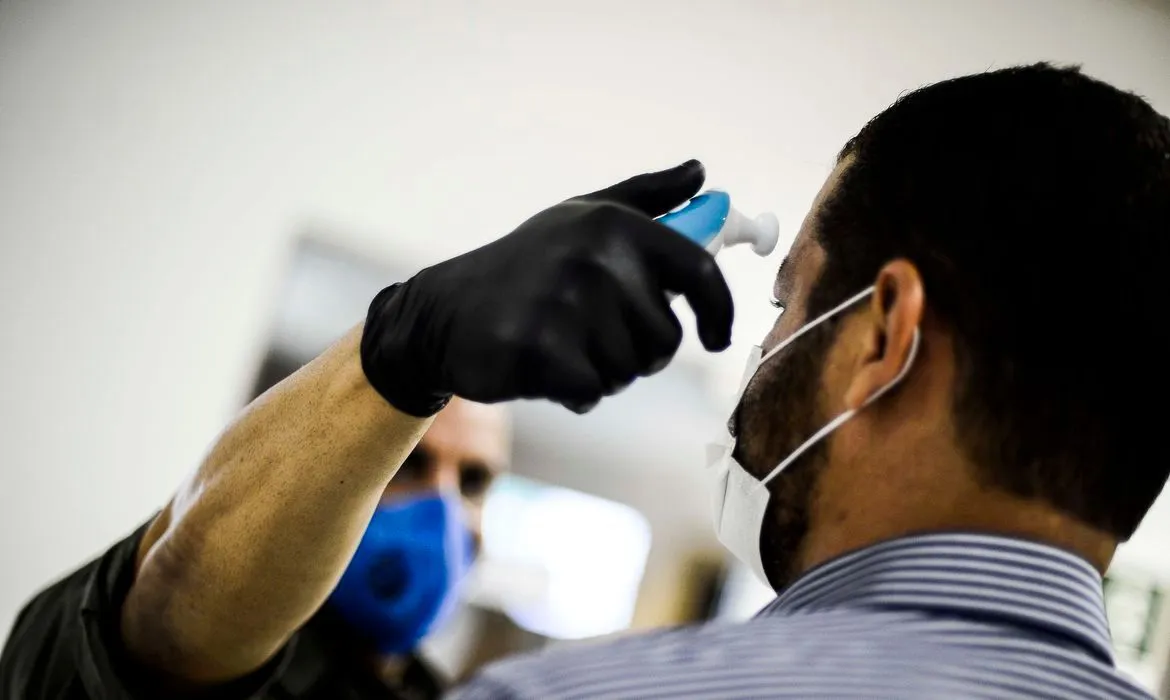 Imagem ilustrativa da imagem Reino Unido reduz nível de alerta da covid-19 de "exponencial" para "epidemia"