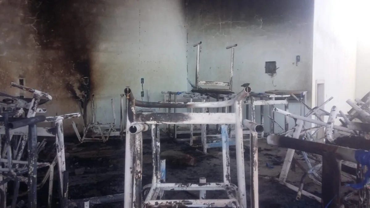 Imagem ilustrativa da imagem Escola tem mesas e cadeiras incendiadas