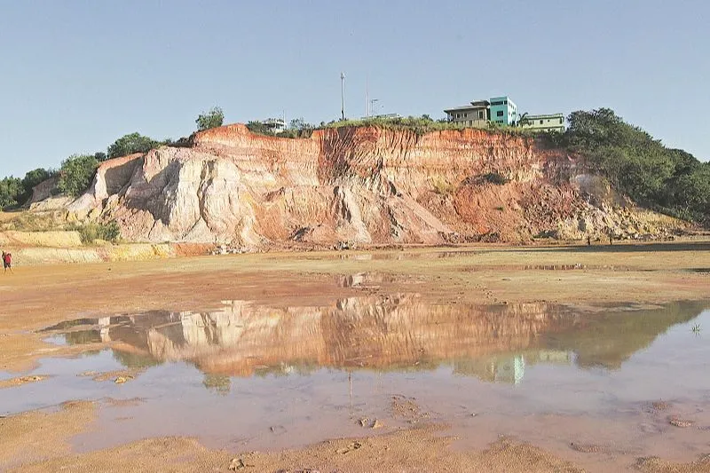 Imagem ilustrativa da imagem Extração de terra no morro do Rio Marinho