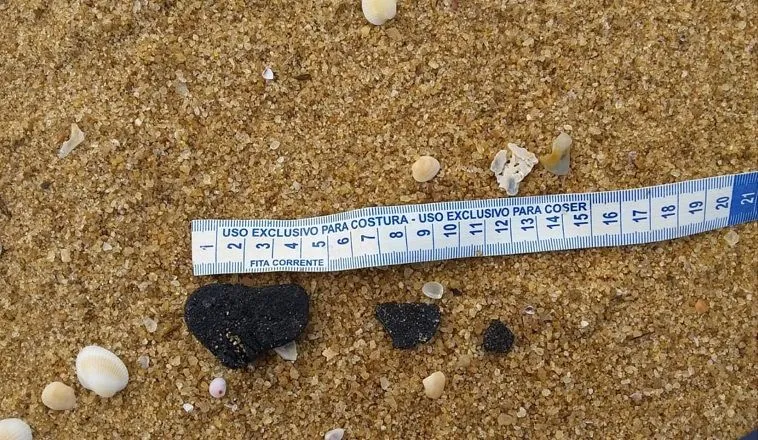 Imagem ilustrativa da imagem Fragmentos de óleo são encontrados em praia de Guriri