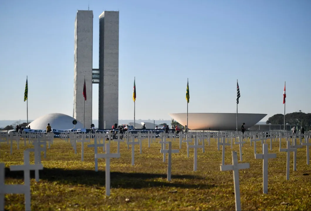 Imagem ilustrativa da imagem Brasil tem 14,3 milhões de casos e 389,4 mil mortes por Covid-19