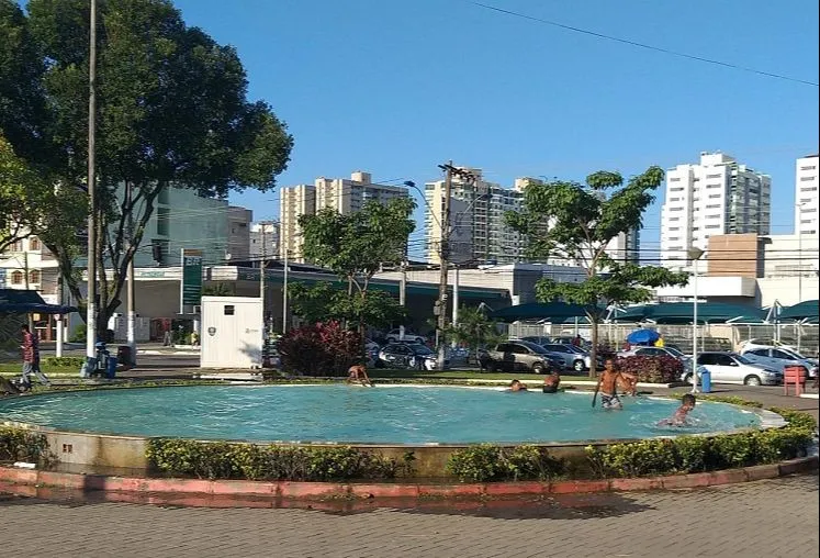 Imagem ilustrativa da imagem Crianças se divertem em chafariz e prefeitura faz alerta para isolamento