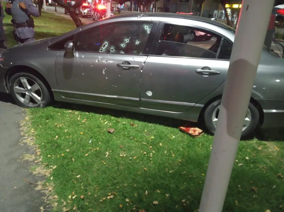 Imagem ilustrativa da imagem Carro foi atingido por pelo menos 40 tiros ao parar em posto de combustível