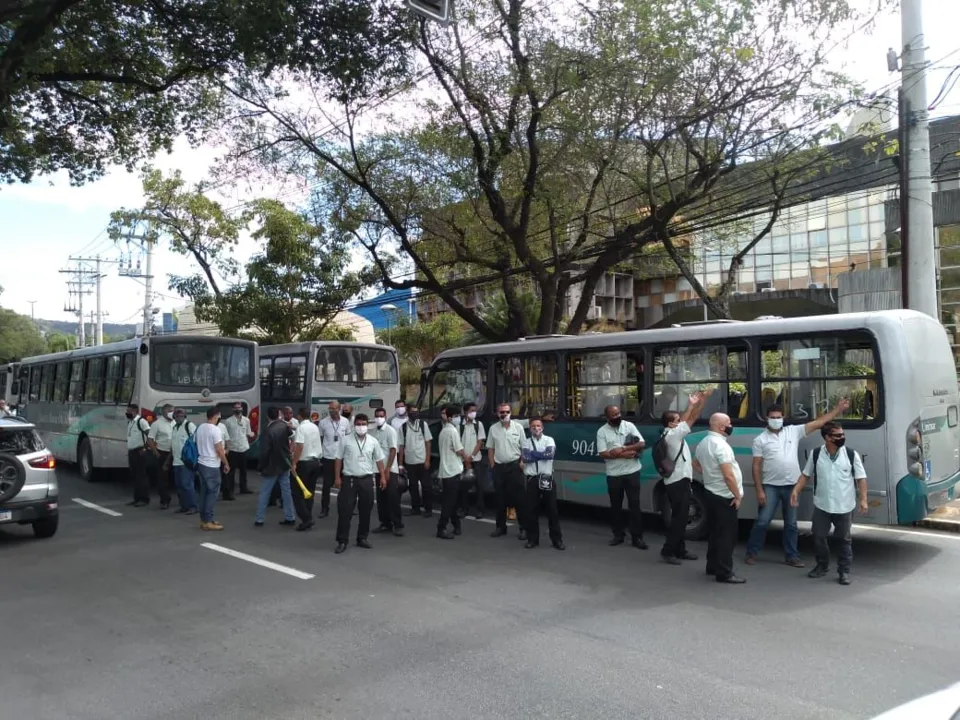Imagem ilustrativa da imagem VÍDEO | Motoristas e cobradores de ônibus fazem protesto em Vitória