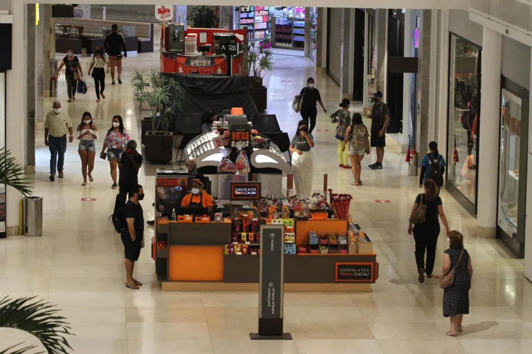 Imagem ilustrativa da imagem Clientes passam apenas 25 minutos em shoppings após liberação de funcionamento