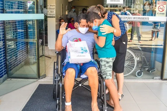 Imagem ilustrativa da imagem VÍDEO| Músico ganha surpresa na saída de hospital em Linhares após vencer a covid-19