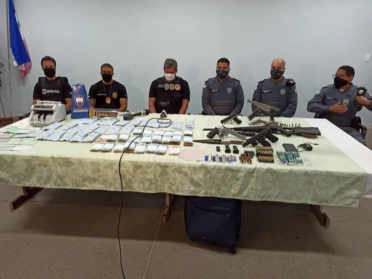 Imagem ilustrativa da imagem Polícia apreende armas e dinheiro durante operação em São Mateus