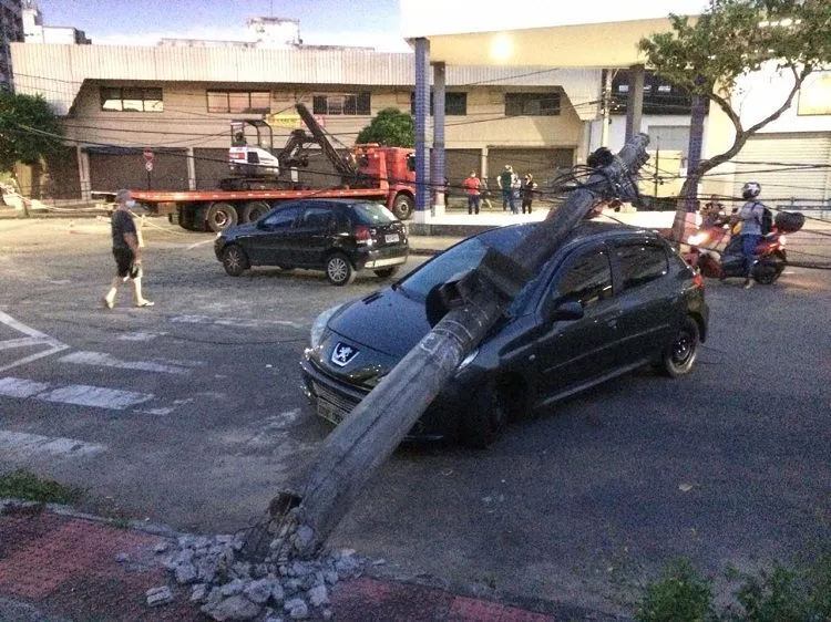 Imagem ilustrativa da imagem Poste cai em carro e fere grávida de 8 meses e marido em Vitória