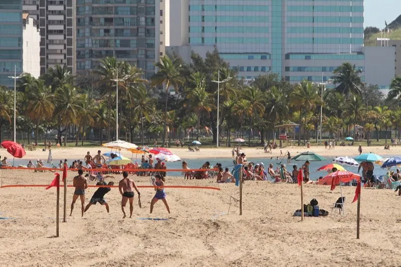 Imagem ilustrativa da imagem Praias ficam lotadas de novo um dia após Estado registrar mais de mil mortes por Covid-19