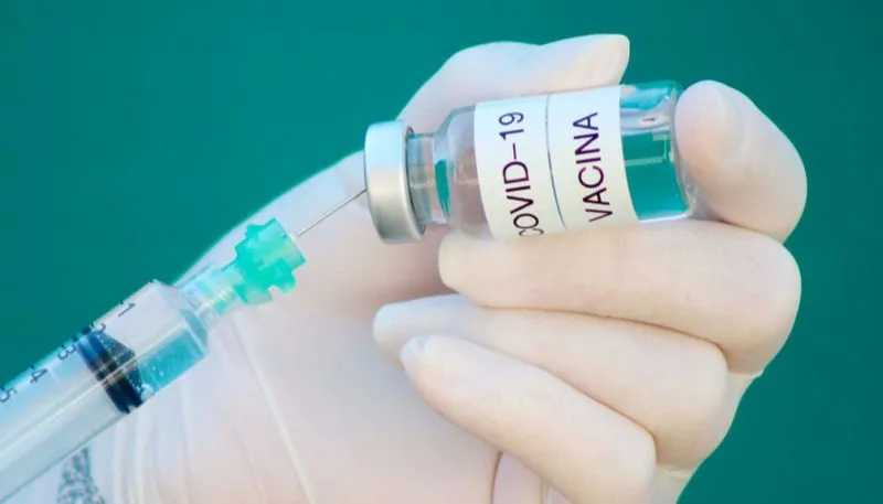 Imagem ilustrativa da imagem Pfizer admite conversa com governo do Estado para "futuro fornecimento" de vacina