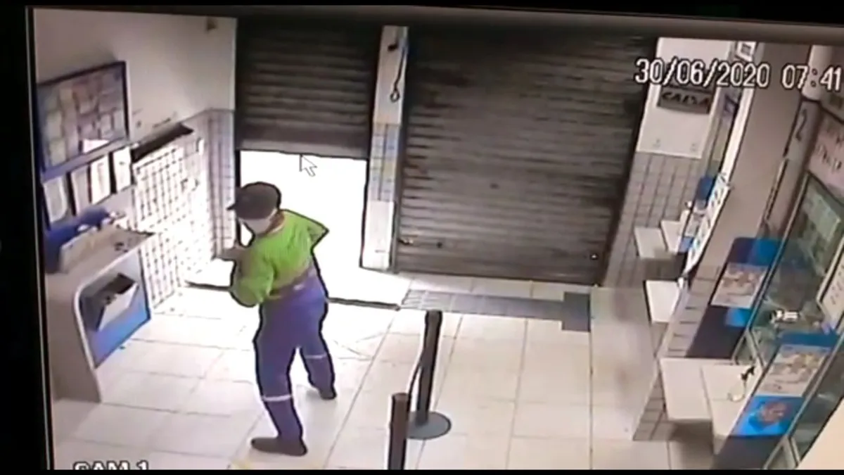 Imagem ilustrativa da imagem Vídeo mostra bandido vestido de gari fugindo após assaltar lotérica