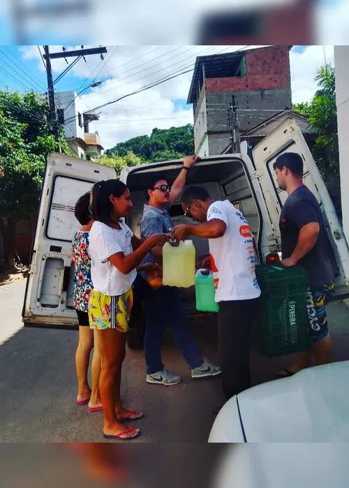 Imagem ilustrativa da imagem Policial aposentado distribui alimentos em "ambulância solidária"