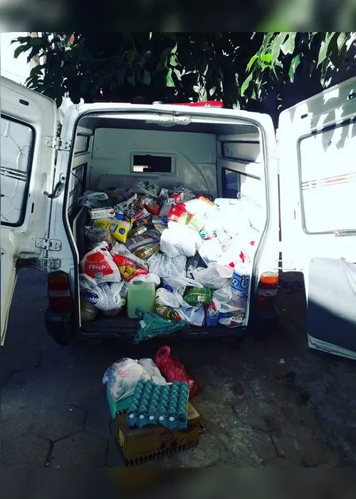 Imagem ilustrativa da imagem Policial aposentado distribui alimentos em "ambulância solidária"