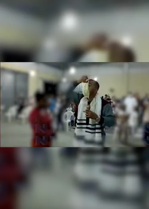Imagem ilustrativa da imagem VÍDEO | Pastor coloca no rosto máscara de fiel com covid e diz que mulher vai ser curada