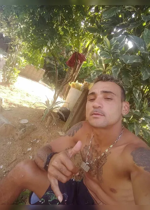 Imagem ilustrativa da imagem Vídeo mostra bandido vestido de gari fugindo após assaltar lotérica