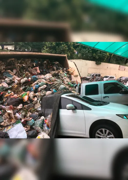 Imagem ilustrativa da imagem Carreta carregada de lixo tomba sobre veículos em Cachoeiro de Itapemirim