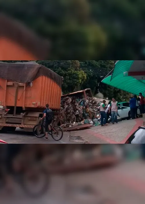 Imagem ilustrativa da imagem Carreta carregada de lixo tomba sobre veículos em Cachoeiro de Itapemirim