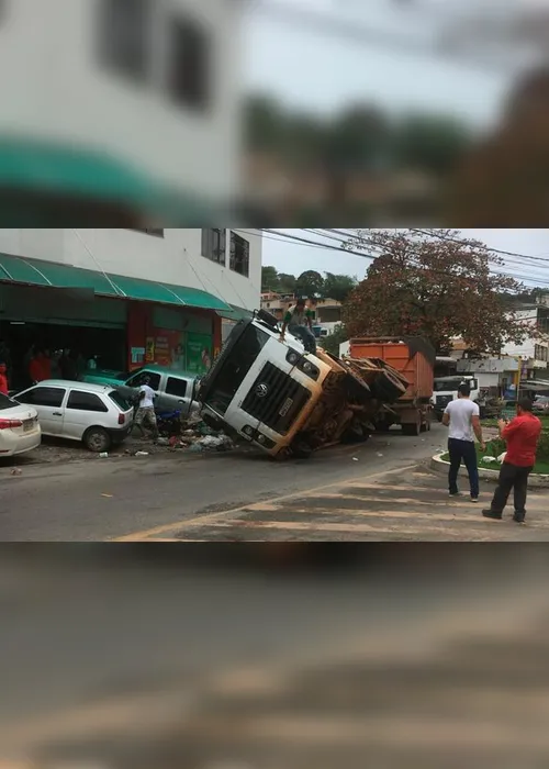 Imagem ilustrativa da imagem Carreta carregada de lixo tomba sobre veículos em Cachoeiro de Itapemirim