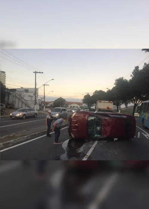 Imagem ilustrativa da imagem VÍDEO| Carro capota na Curva do Saldanha e motorista fica ferido