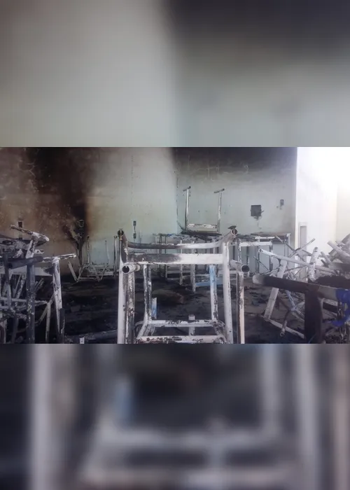 Imagem ilustrativa da imagem Escola tem mesas e cadeiras incendiadas