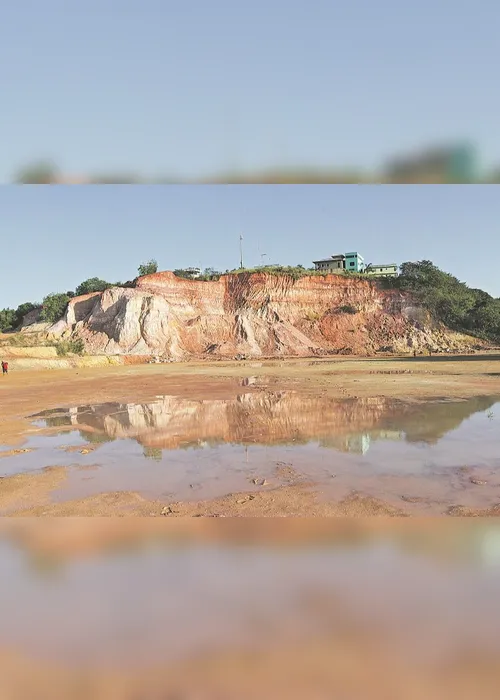 
          Imagem ilustrativa da imagem Extração de terra no morro do Rio Marinho
          