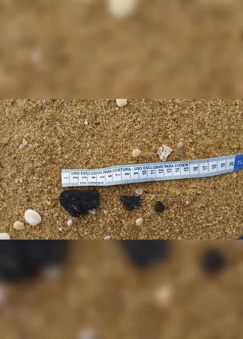 Imagem ilustrativa da imagem Fragmentos de óleo são encontrados em praia de Guriri