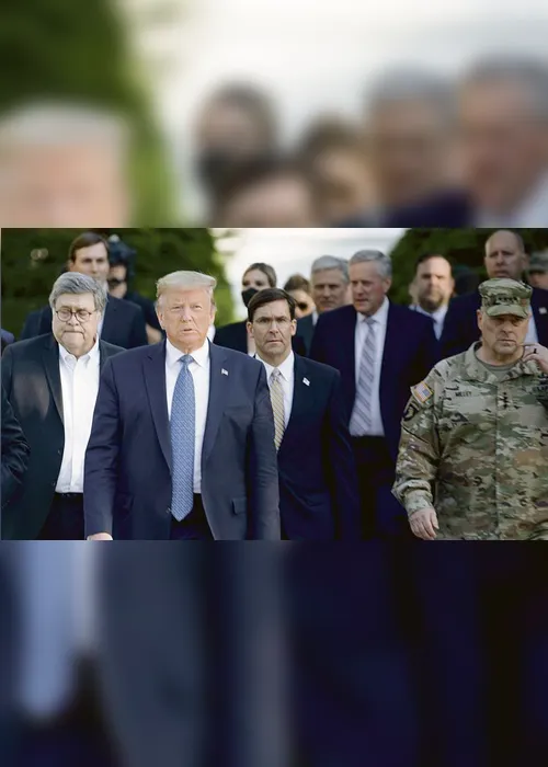 Imagem ilustrativa da imagem General americano pede desculpas por foto ao lado de Trump