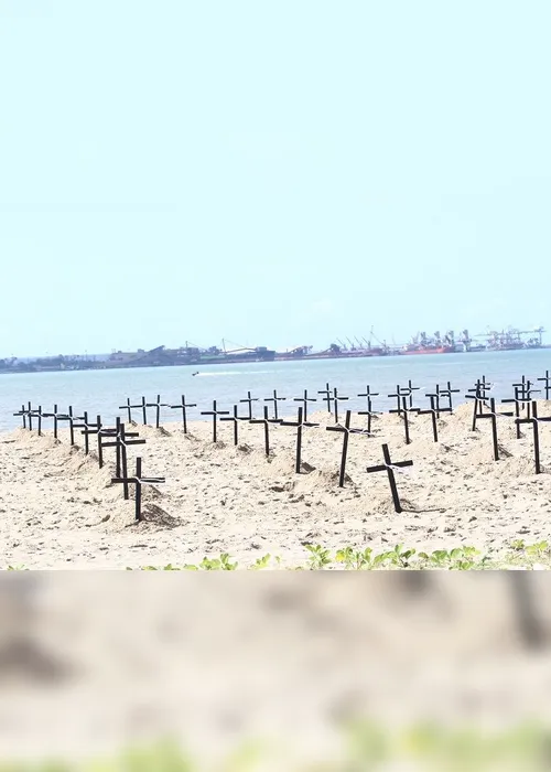 Imagem ilustrativa da imagem Homenagem a mortos por Covid-19 com 130 cruzes na Praia de Camburi