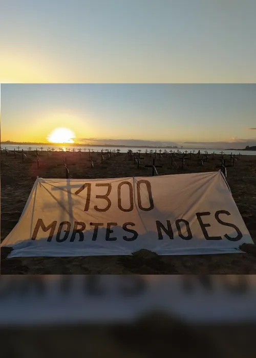 Imagem ilustrativa da imagem Homenagem a mortos por Covid-19 com 130 cruzes na Praia de Camburi