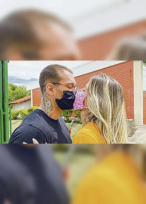 Imagem ilustrativa da imagem Beijo com máscara é arriscado, dizem médicos