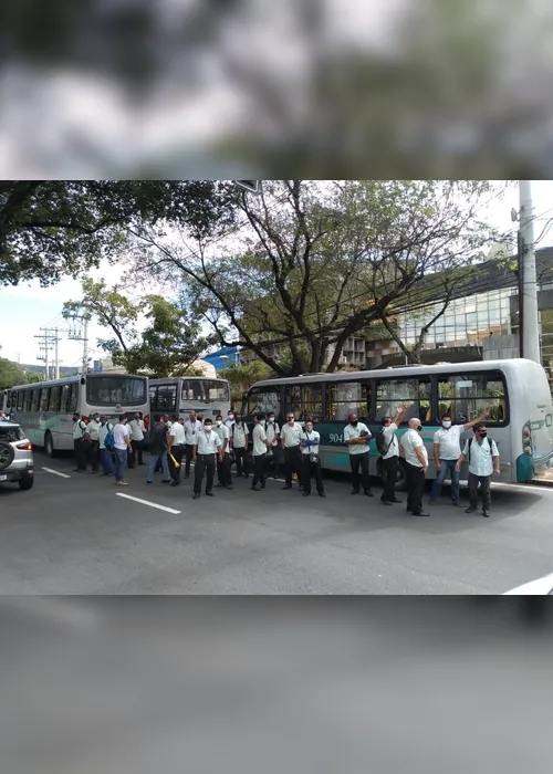 Imagem ilustrativa da imagem VÍDEO | Motoristas e cobradores de ônibus fazem protesto em Vitória
