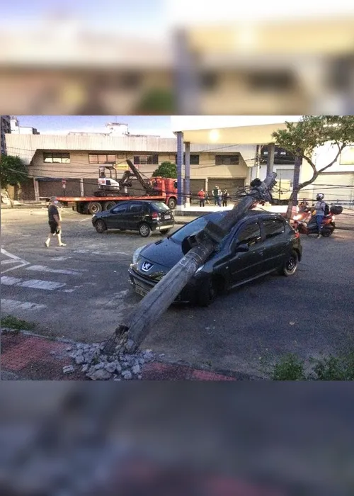 Imagem ilustrativa da imagem Poste cai em carro e fere grávida de 8 meses e marido em Vitória