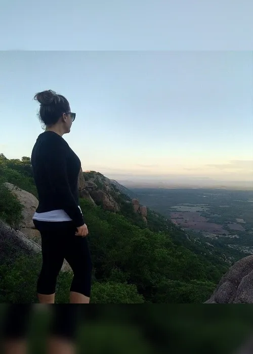 Imagem ilustrativa da imagem Mulher morre após cair de penhasco ao posar para foto