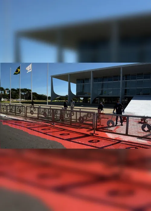 Imagem ilustrativa da imagem Responsável por jogar tinta vermelha na rampa do Planalto foi detido, diz GSI