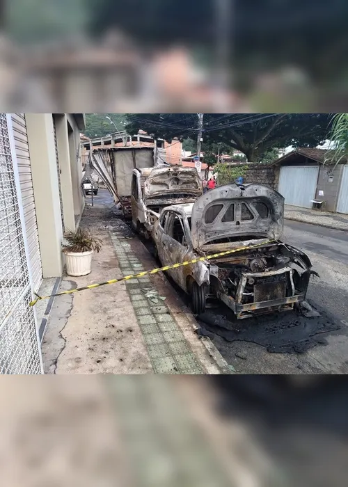 Imagem ilustrativa da imagem VÍDEO | Após toque de recolher, veículos são incendiados em bairro de Vitória