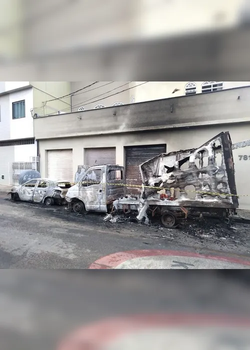 Imagem ilustrativa da imagem VÍDEO | Após toque de recolher, veículos são incendiados em bairro de Vitória