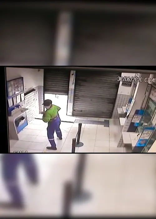 Imagem ilustrativa da imagem Vídeo mostra bandido vestido de gari fugindo após assaltar lotérica