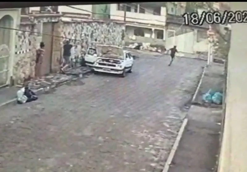 O momento que o agente da Guarda de Vila Velha atira contra o eletricista.