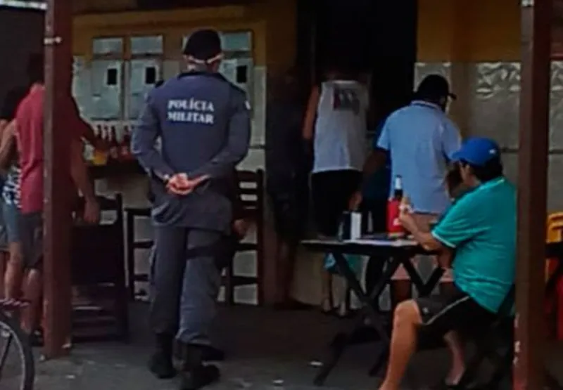 Agentes da Guarda Municipal e da Polícia Militar fiscalizam bar em Vila Velha
