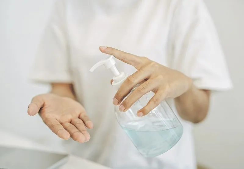 O uso diário de álcool em gel nas mãos provoca ressecamento, vermelhidão e até lesões