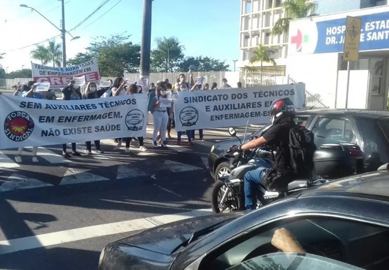 Auxiliares e técnicos de enfermagem protestam em frente ao Hospital Jayme Santos Neves, na Serra.
