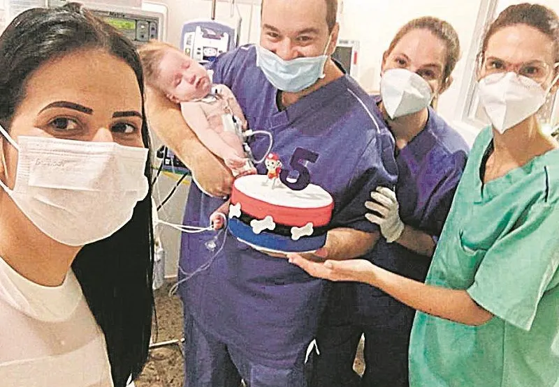 Profissionais da saúde do   Hospital e Maternidade São José, em Colatina, mães e bebês durante festas preparadas dentro da Unidade de Terapia Intensiva