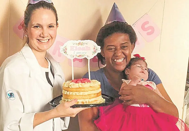 Profissionais da saúde do   Hospital e Maternidade São José, em Colatina, mães e bebês durante festas preparadas dentro da Unidade de Terapia Intensiva