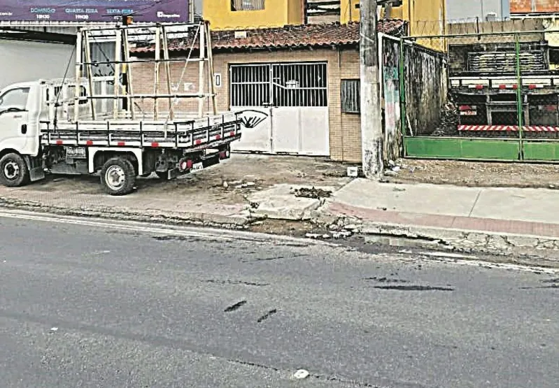 Rede de esgoto que vaza em frente a residência na BR-101 em Colina de Laranjeiras, na Serra.