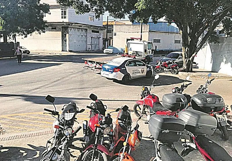 Guardas municipais multando carros no bairro Nossa Senhora da Penha, em Vila Velha.
