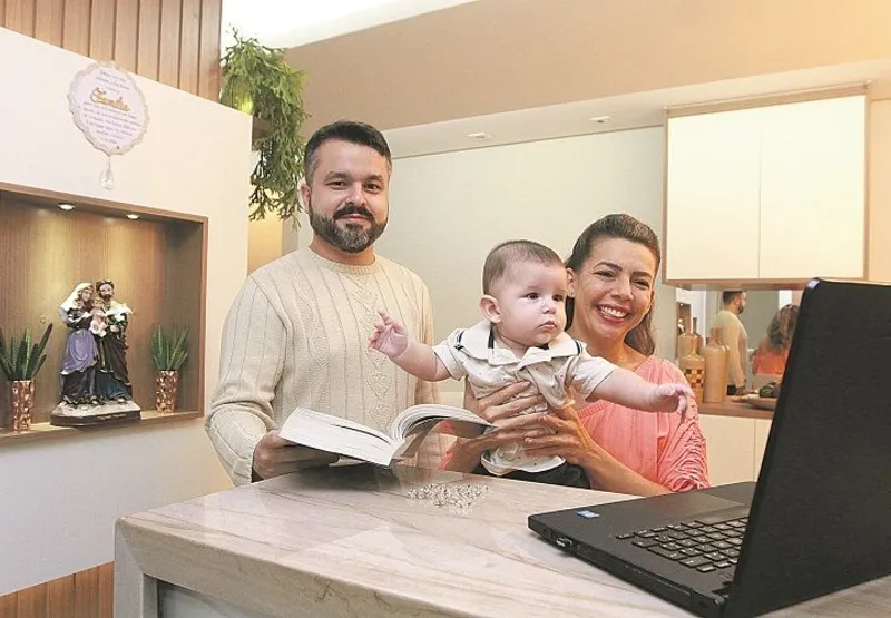 O casal Cauã e Rosângela  e o pequeno Théo vão acompanhar as celebrações de Corpus Christi em casa pela internet