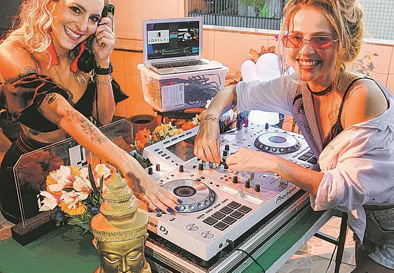 Quem também tem promovido baladas virtuais em  redes sociais é  Anna Paulsen, conhecida como DJ Lorelai. Ela, que já tocou nesta quarentena com a DJ Nith.