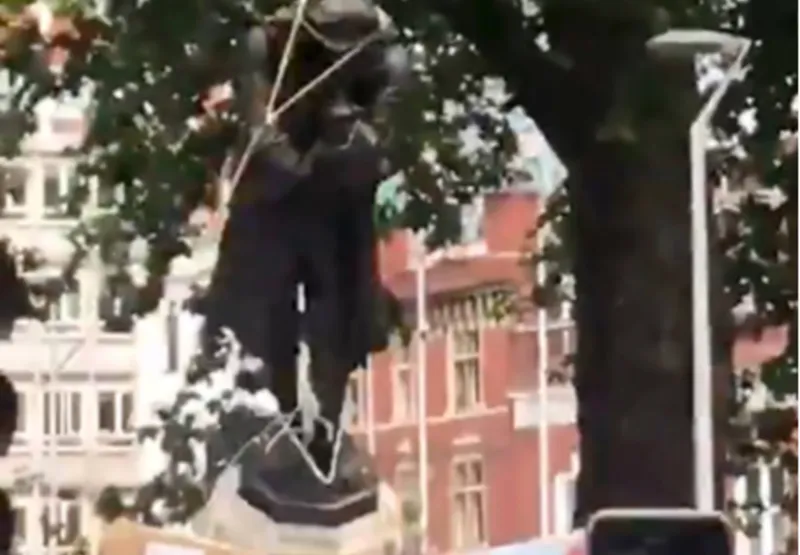 Estátua do comerciante de escravos Edward Colston é derrubada em Bristol, na Inglaterra. 